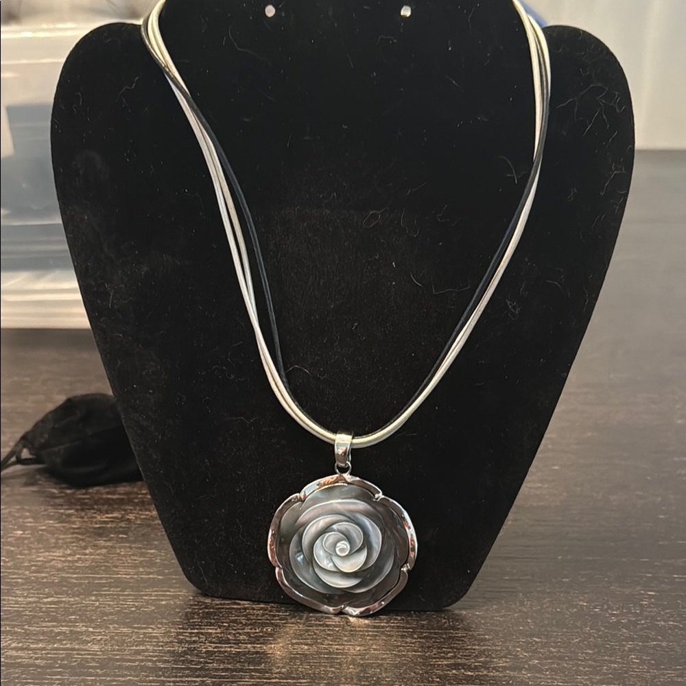Chic Silver Rose Pendant Necklace